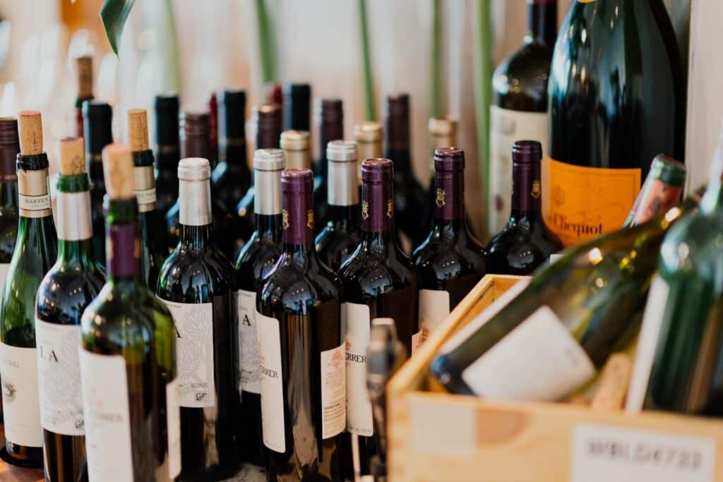 billede af en masse vin flasker